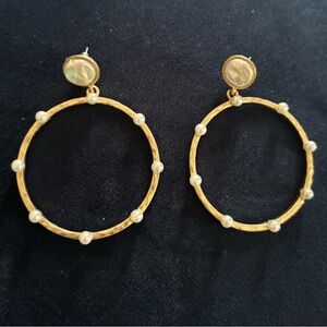 Lightweight large gold hoop and pearl earrings.
